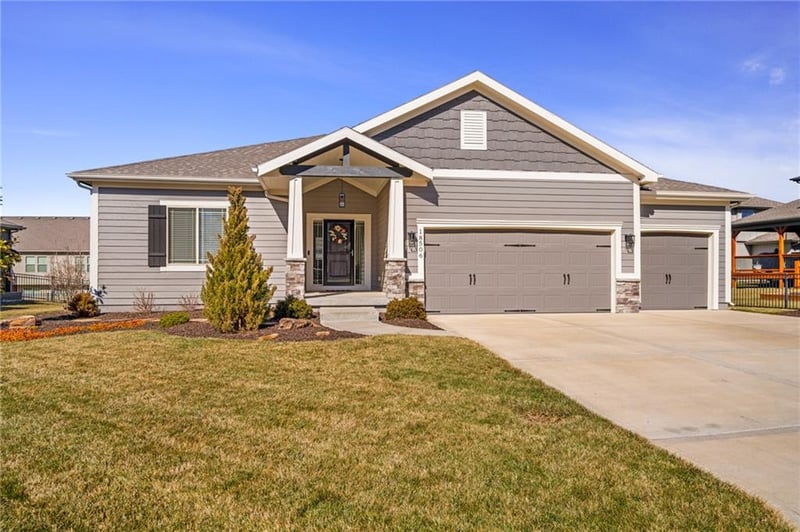 18506 194th Ter, Spring Hill, KS 66083