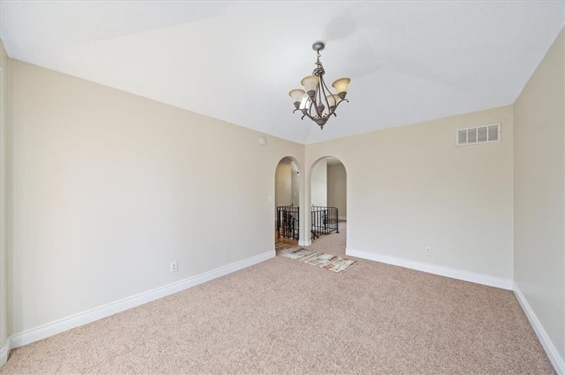 5527 Seminole Dr, Parkville, MO 64152