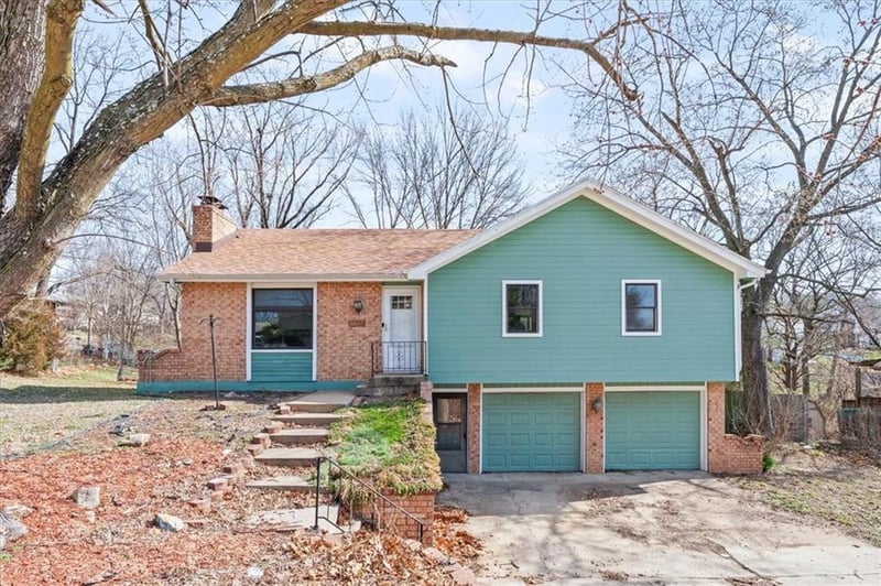 5527 Seminole Dr, Parkville, MO 64152