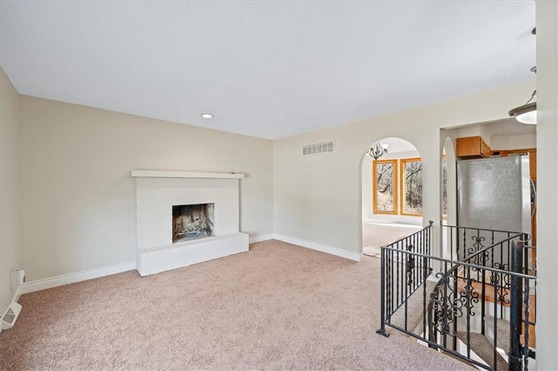 5527 Seminole Dr, Parkville, MO 64152