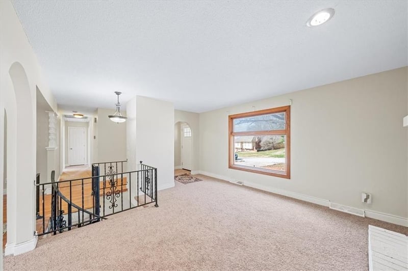 5527 Seminole Dr, Parkville, MO 64152