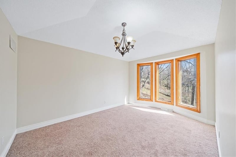 5527 Seminole Dr, Parkville, MO 64152