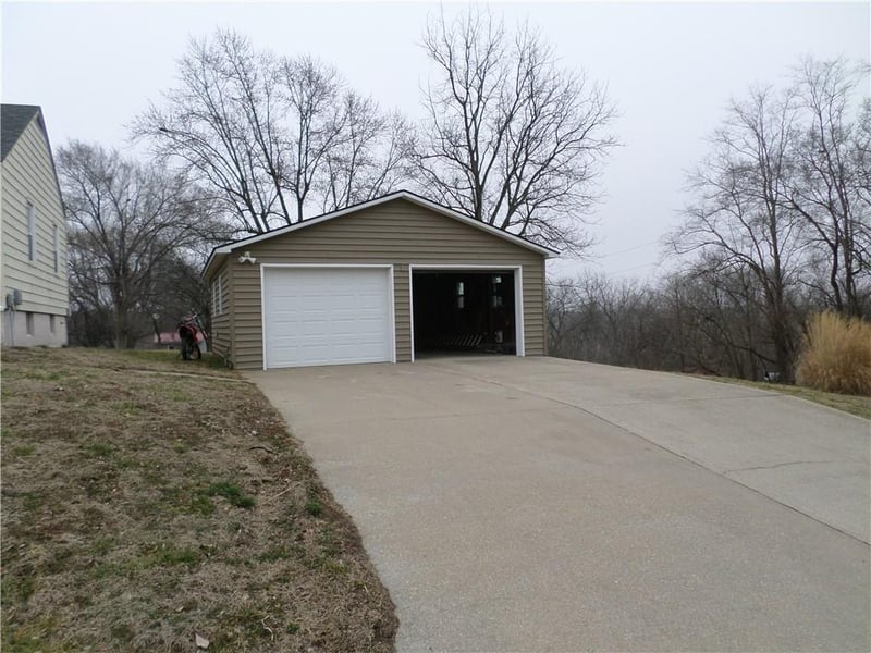 328 S 1st St, Troy, KS 66087