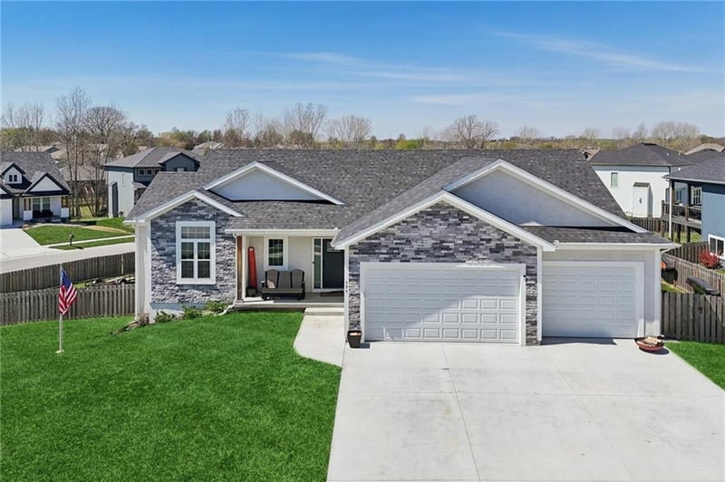 594 Oakwood Ln, Tonganoxie, KS 66086