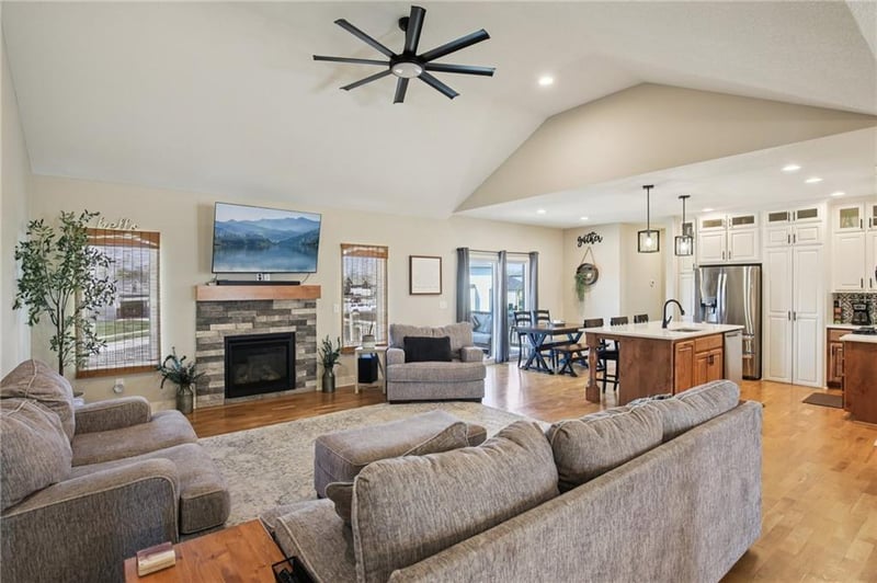 594 Oakwood Ln, Tonganoxie, KS 66086