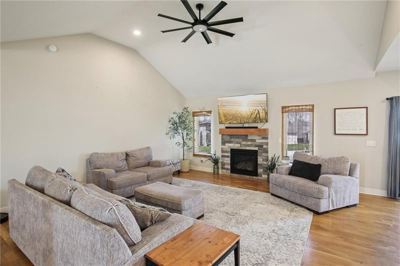 594 Oakwood Ln, Tonganoxie, KS 66086
