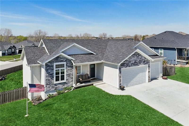 594 Oakwood Ln, Tonganoxie, KS 66086