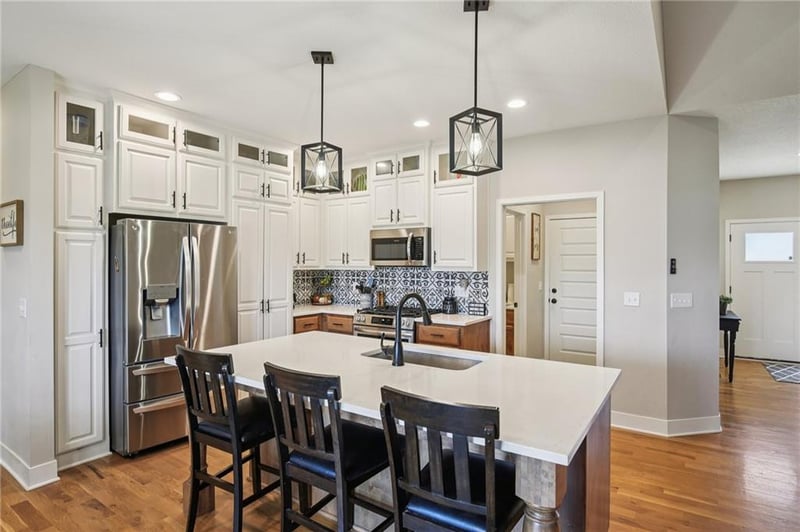 594 Oakwood Ln, Tonganoxie, KS 66086