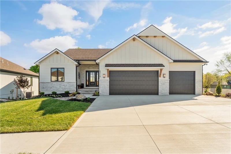 4332 Hideaway Dr, Lee's Summit, MO 64064