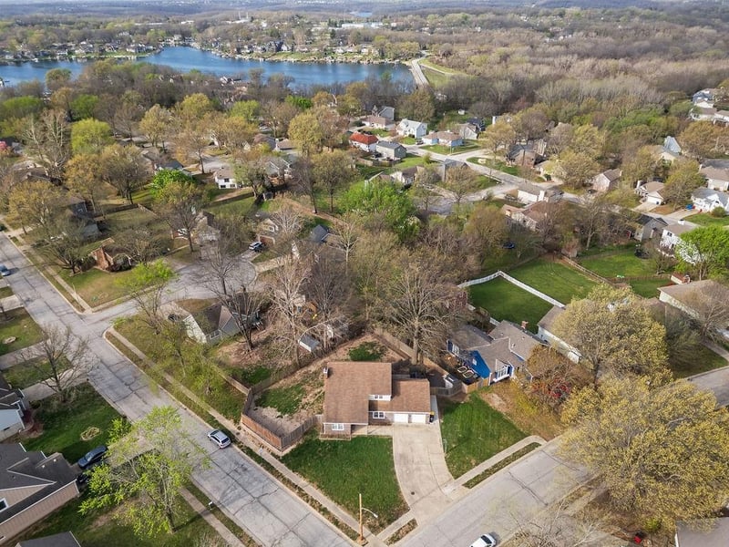 709 41st St, Blue Springs, MO 64015