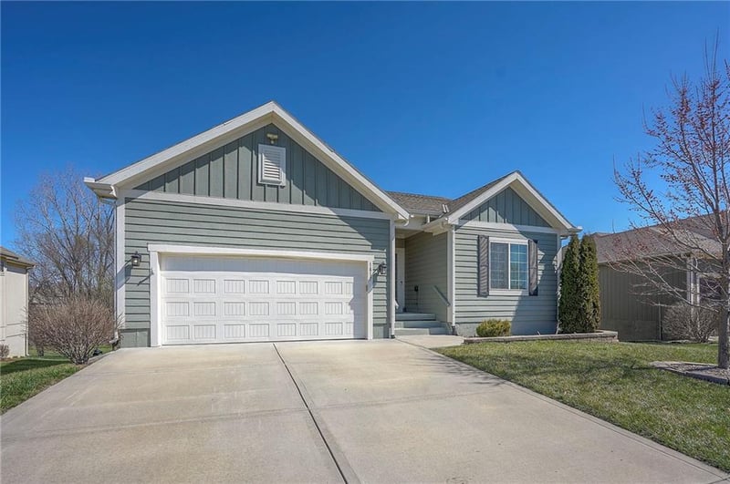1817 Prairie Grass Dr, Raymore, MO 64083