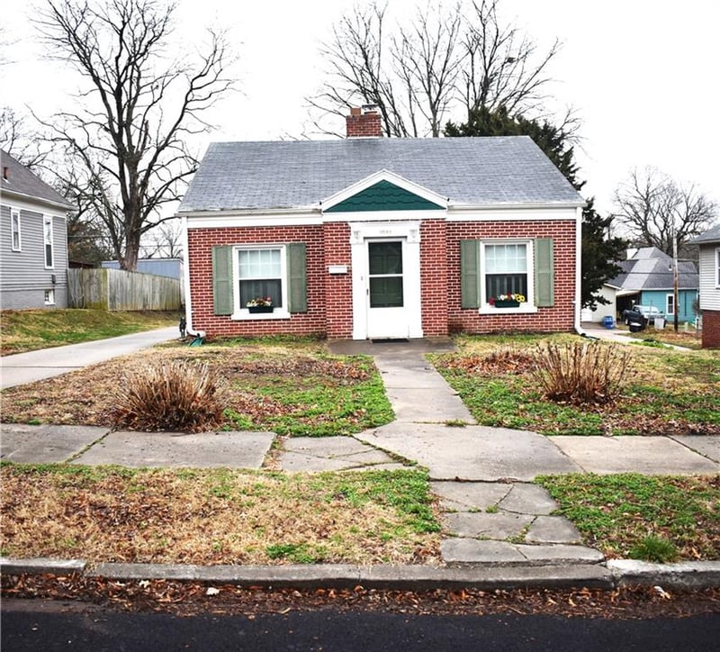 2922 Angelique St, St Joseph, MO 64501