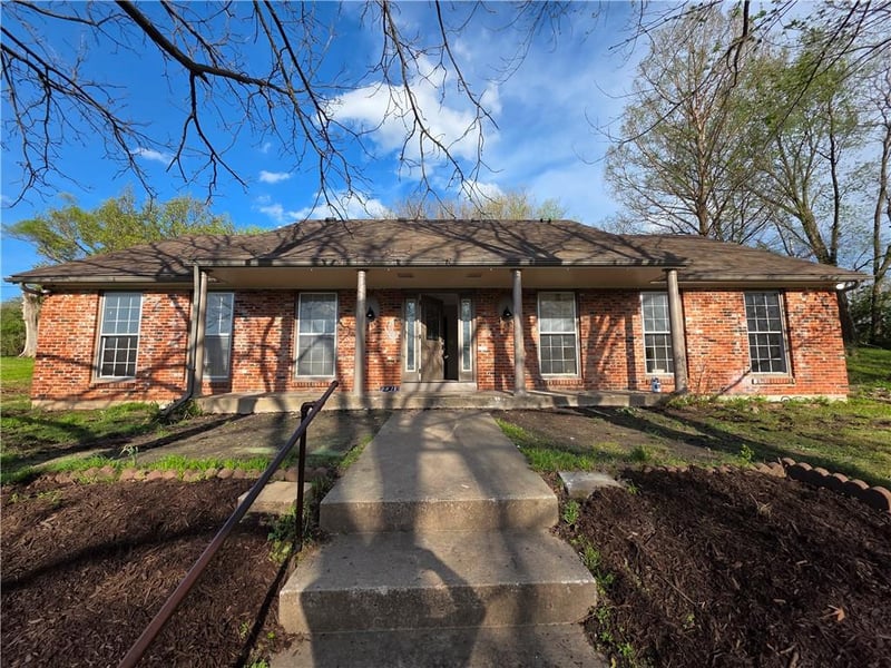 4811 Waukomis Dr, Kansas City, MO 64151