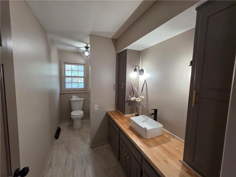 4811 Waukomis Dr, Kansas City, MO 64151