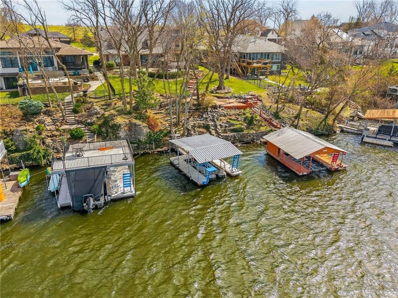 611 Winnebago Dr, Lake Winnebago, MO 64034