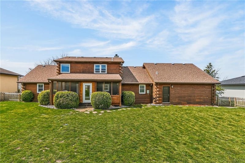 611 Winnebago Dr, Lake Winnebago, MO 64034