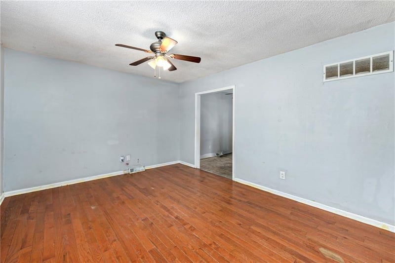 1103 Columbus St, Lee's Summit, MO 64086