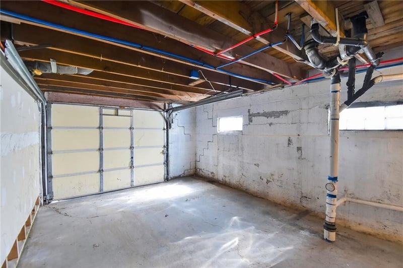 8911 29th St, Kansas City, MO 64129