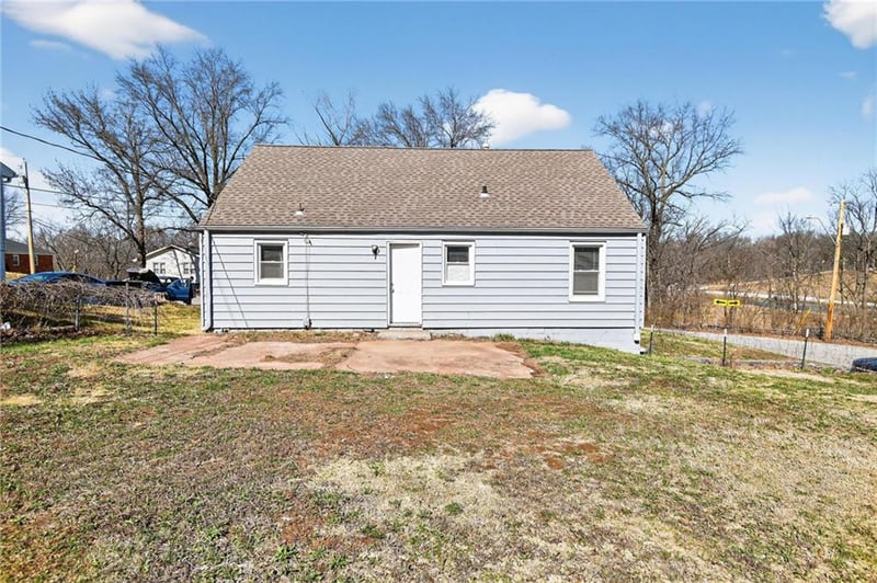 8911 29th St, Kansas City, MO 64129