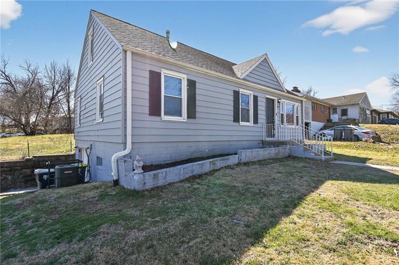 8911 29th St, Kansas City, MO 64129