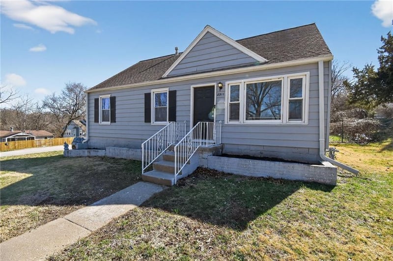 8911 29th St, Kansas City, MO 64129