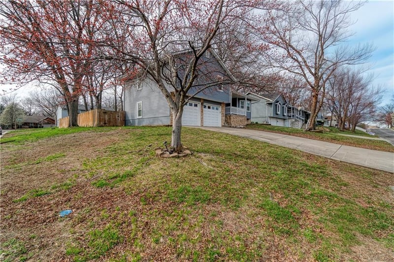 1104 Country Ln, Lee's Summit, MO 64086
