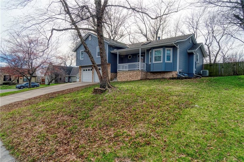 1104 Country Ln, Lee's Summit, MO 64086