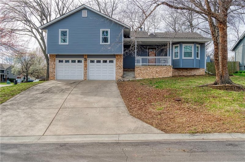 1104 Country Ln, Lee's Summit, MO 64086