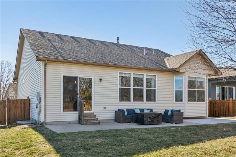 1022 Cheshire Dr, Lee's Summit, MO 64083