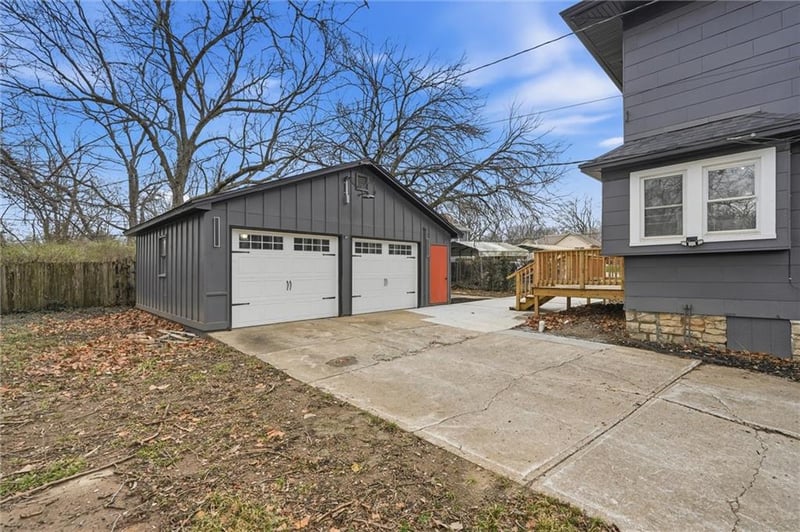 4207 E 61st St, Kansas City, MO 64130