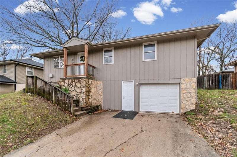 5508 Meadowvale Dr, Kansas City, MO 64151