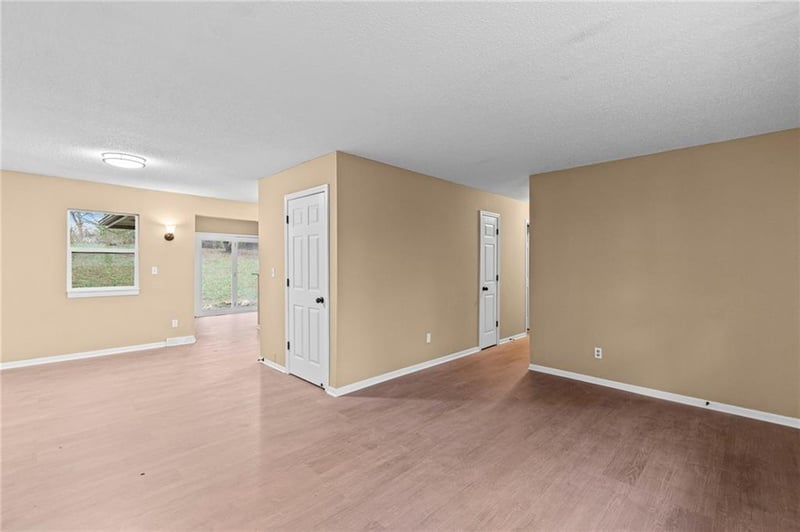 5508 Meadowvale Dr, Kansas City, MO 64151