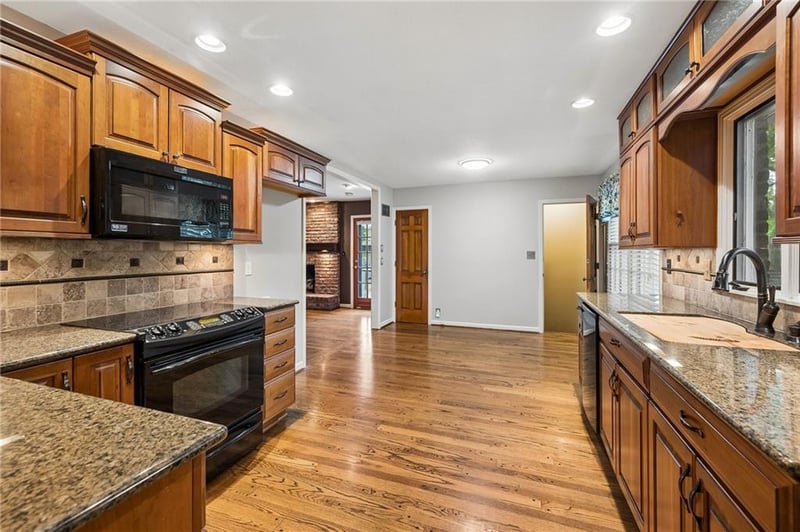 9937 Floyd St, Overland Park, KS 66212