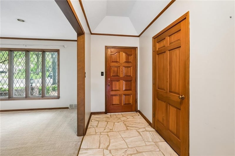 9937 Floyd St, Overland Park, KS 66212