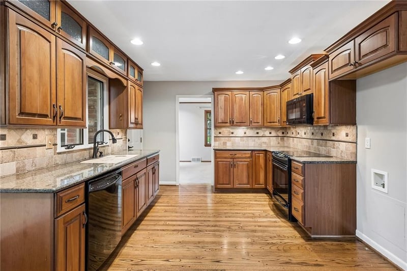 9937 Floyd St, Overland Park, KS 66212