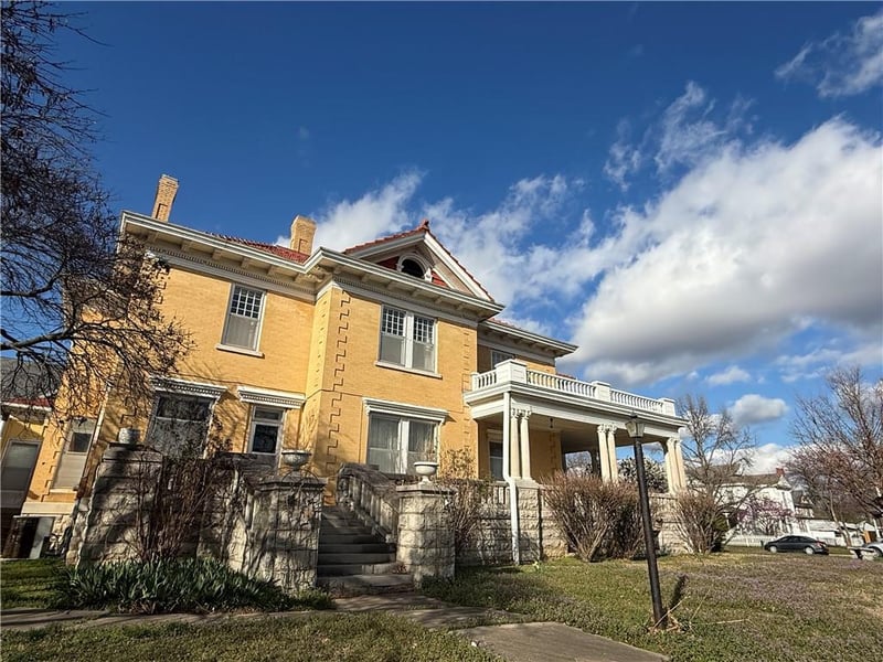 215 5th St, Independence, KS 67301