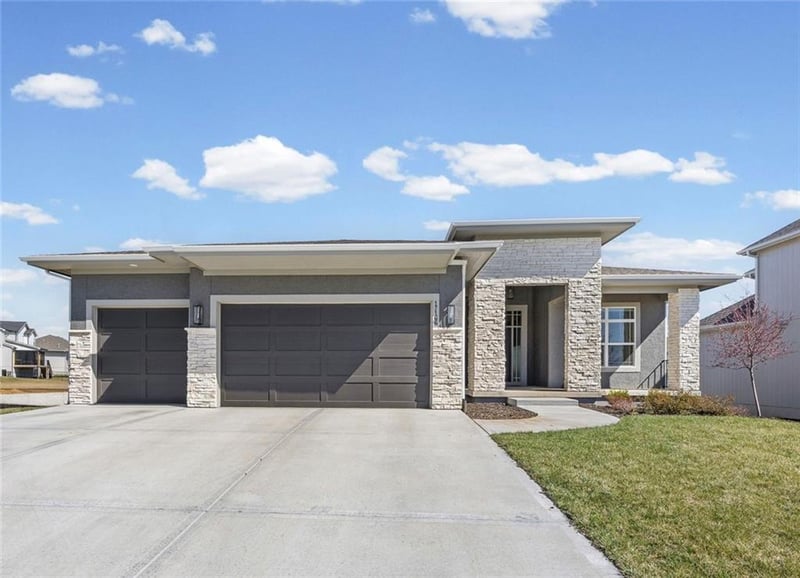 17166 164th Ter, Olathe, KS 66062