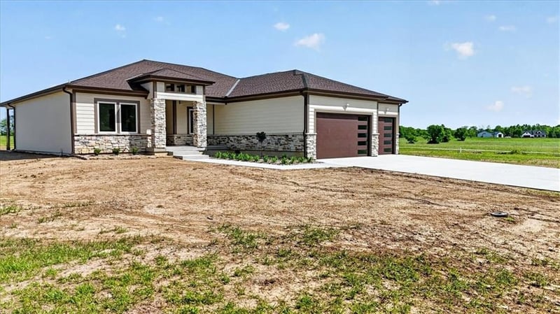 422 Lakota Dr, Adrian, MO 64720