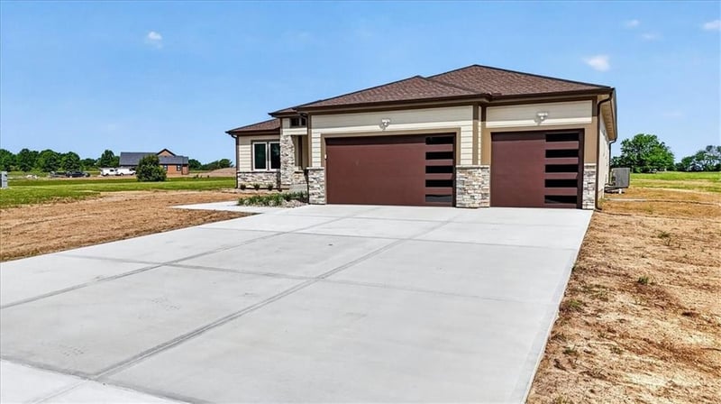422 Lakota Dr, Adrian, MO 64720