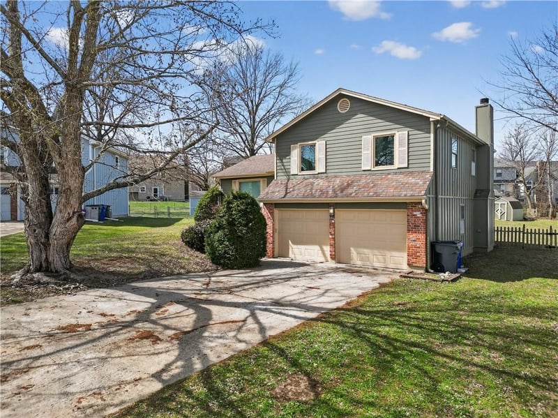 15200 Ellsworth Ct, Olathe, KS 66062