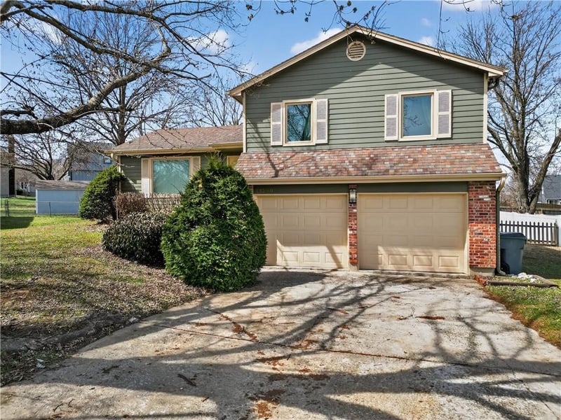 15200 Ellsworth Ct, Olathe, KS 66062