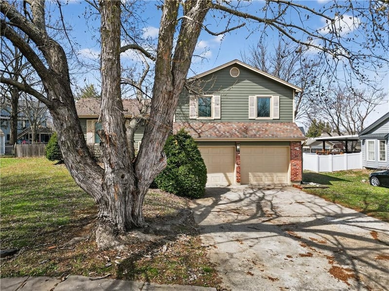 15200 Ellsworth Ct, Olathe, KS 66062