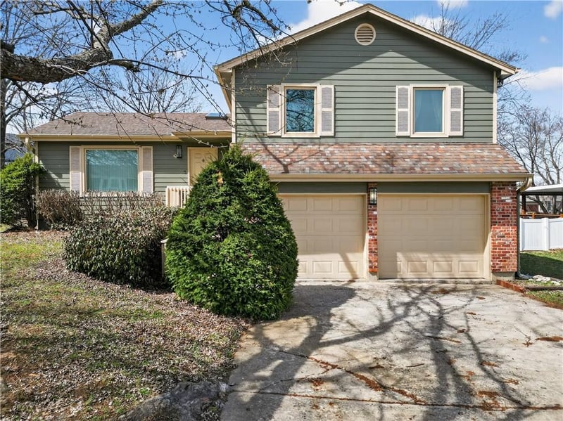 15200 Ellsworth Ct, Olathe, KS 66062