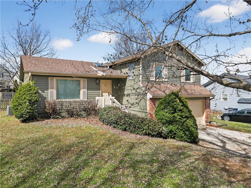 15200 Ellsworth Ct, Olathe, KS 66062