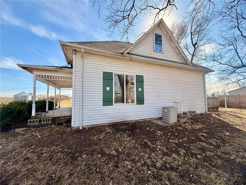 416 5th St, Hopkins, MO 64461