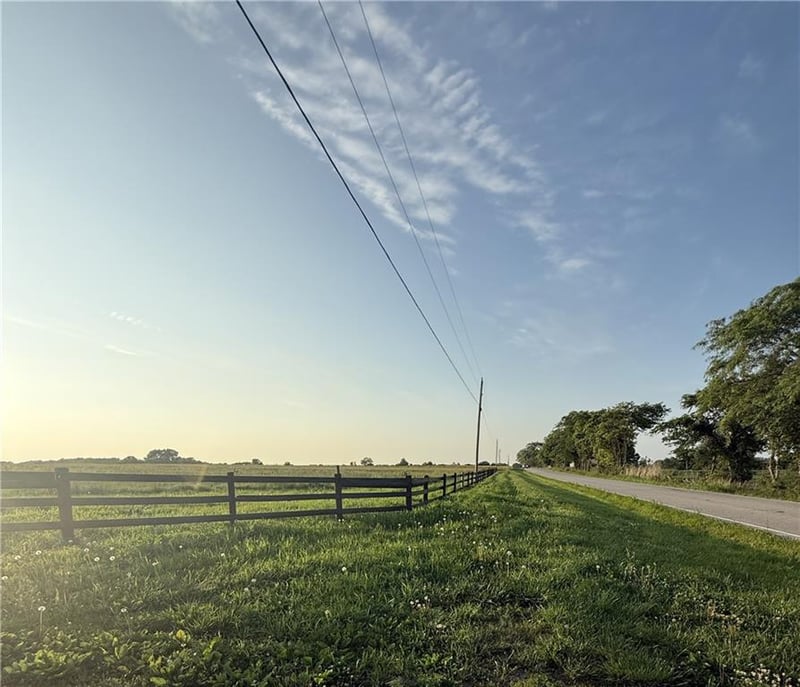 15820 Short Ln, Smithville, MO 64089
