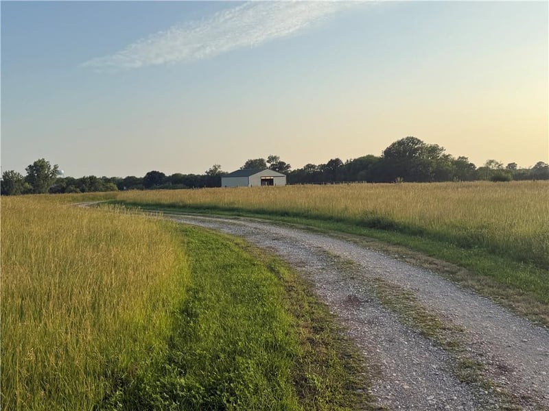 15820 Short Ln, Smithville, MO 64089