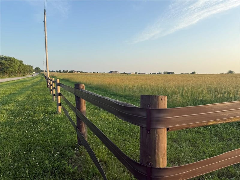 15820 Short Ln, Smithville, MO 64089
