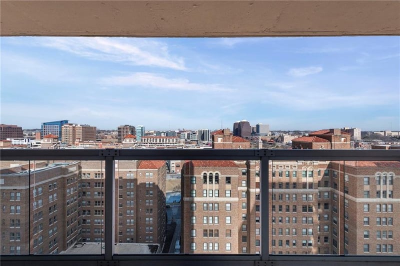 221 48th St #1402, Kansas City, MO 64112