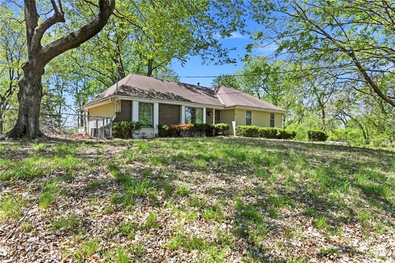 10407 Crooked Rd, Kansas City, MO 64152